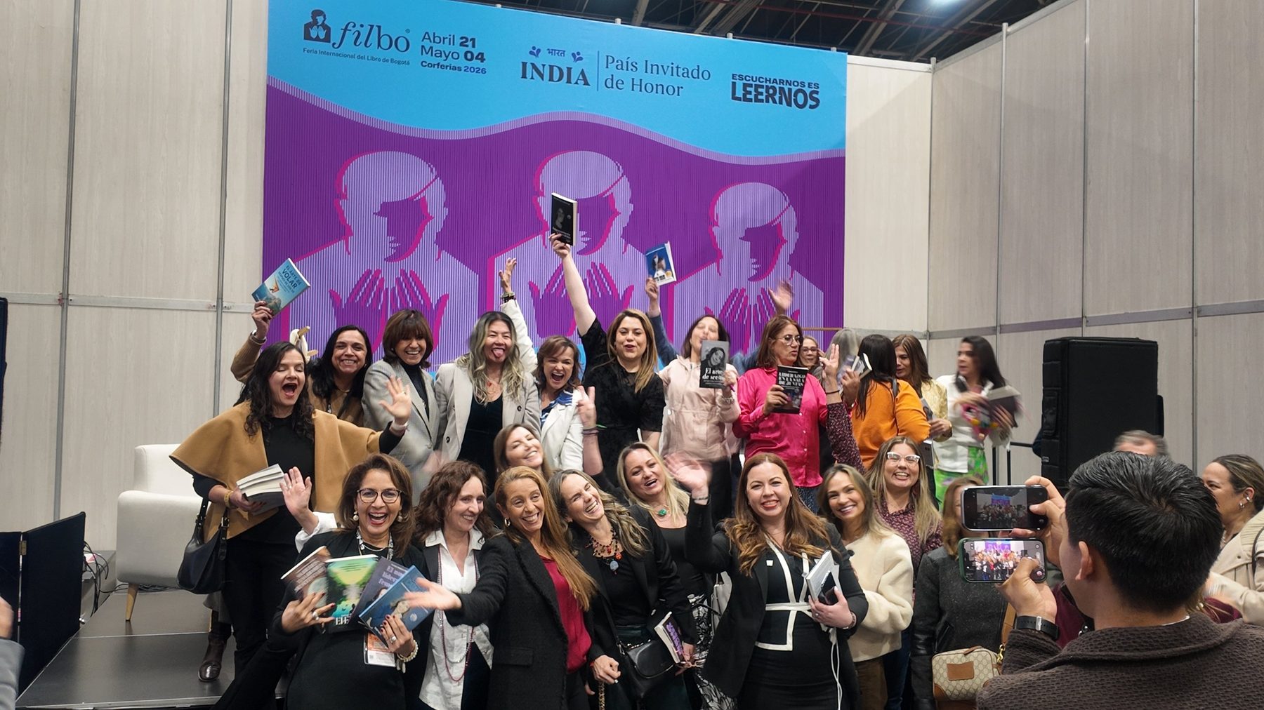 Autoras celebrando con sus libros en FILBO 2026, Corferias