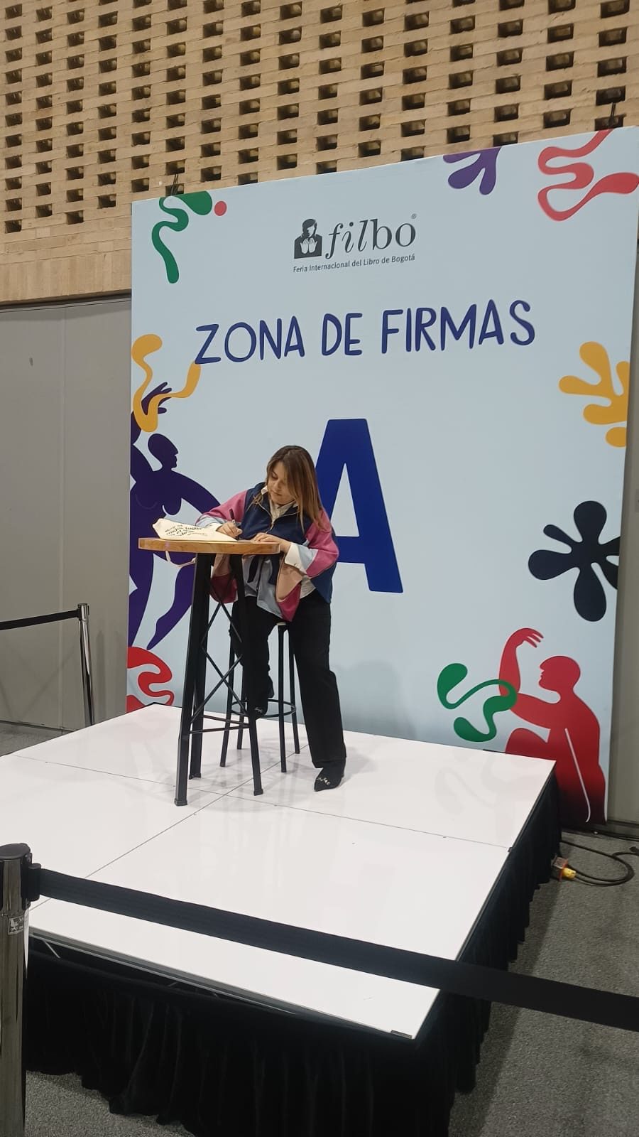 Jennifer Sierra Buitrago firmando en la Zona de Firmas de FILBO